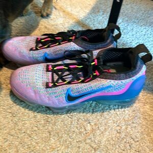 Nike Women’s Vapormax Flyknit size 7.5 multicolor neon pink base